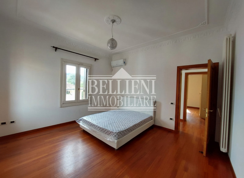 CENTRO STORICO - Spazioso tricamere parzialmente arredato di mq 180 composto da ingresso, salone,...