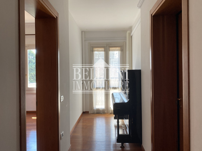 CENTRO STORICO - Spazioso tricamere parzialmente arredato di mq 180 composto da ingresso, salone,...