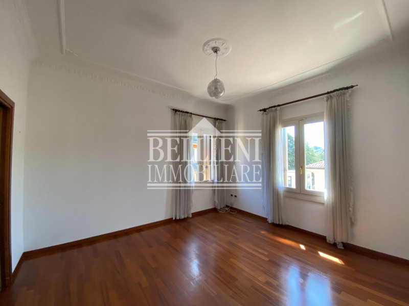 CENTRO STORICO - Spazioso tricamere parzialmente arredato di mq 180 composto da ingresso, salone,...