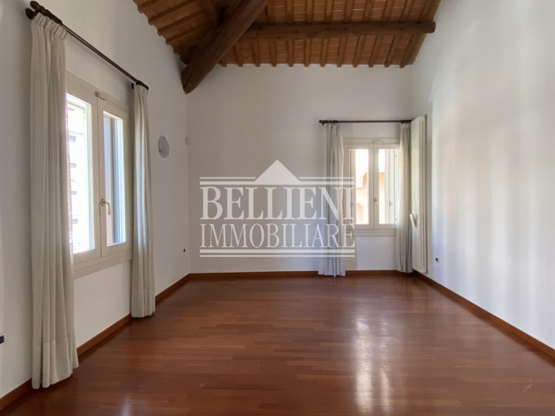 CENTRO STORICO - Spazioso tricamere parzialmente arredato di mq 180 composto da ingresso, salone,...