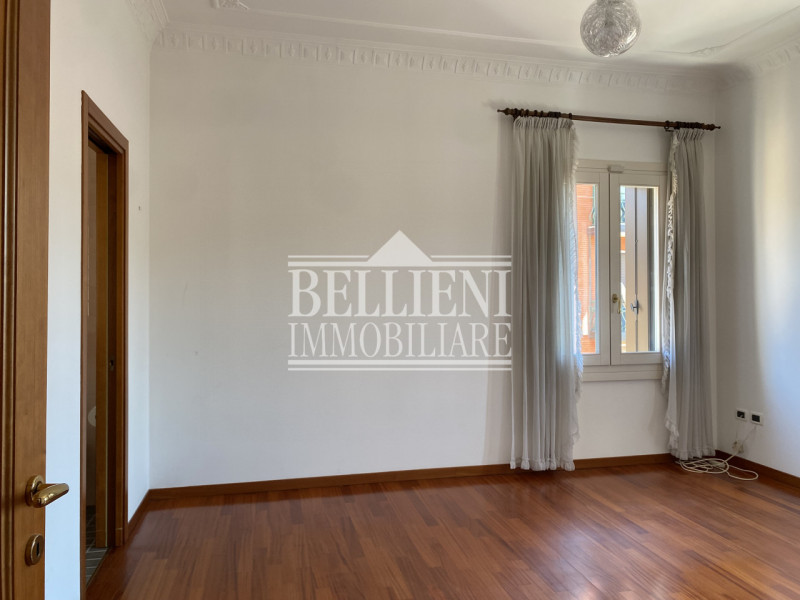 CENTRO STORICO - Spazioso tricamere parzialmente arredato di mq 180 composto da ingresso, salone,...