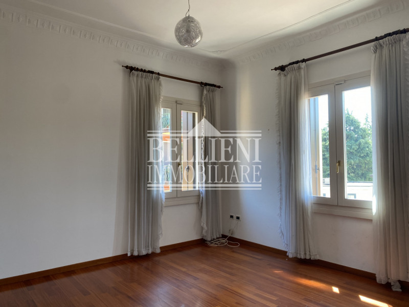 CENTRO STORICO - Spazioso tricamere parzialmente arredato di mq 180 composto da ingresso, salone,...