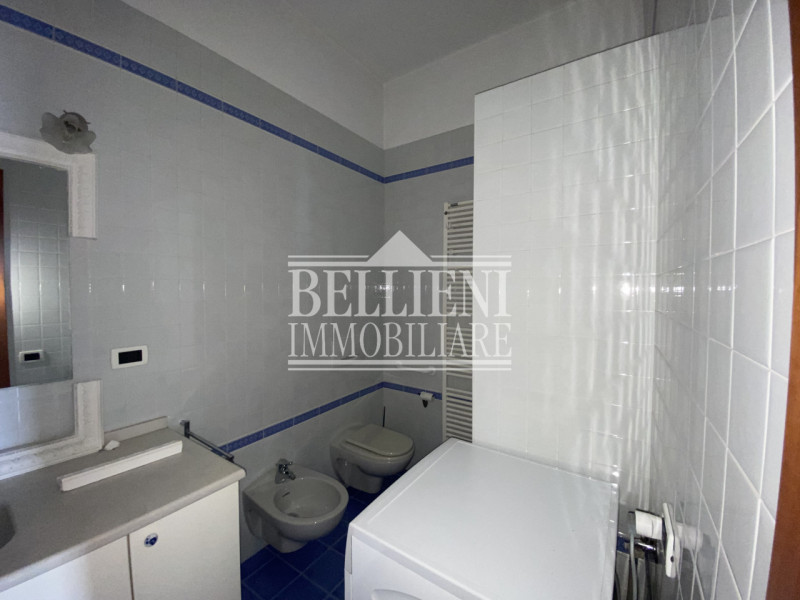 CENTRO STORICO - Spazioso tricamere parzialmente arredato di mq 180 composto da ingresso, salone,...