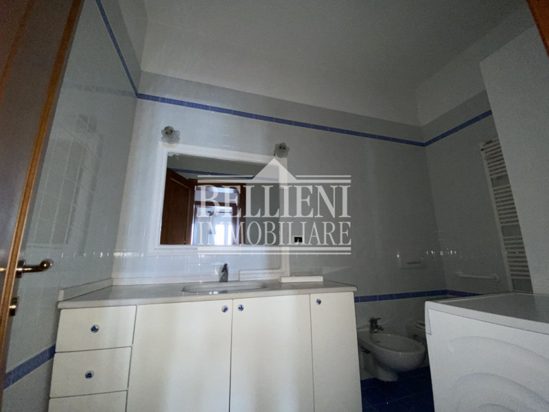 CENTRO STORICO - Spazioso tricamere parzialmente arredato di mq 180 composto da ingresso, salone,...