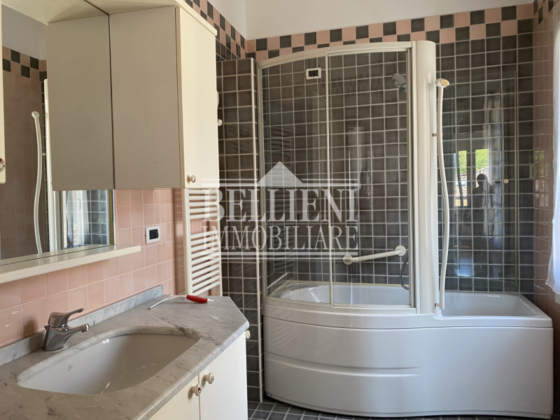 CENTRO STORICO - Spazioso tricamere parzialmente arredato di mq 180 composto da ingresso, salone,...