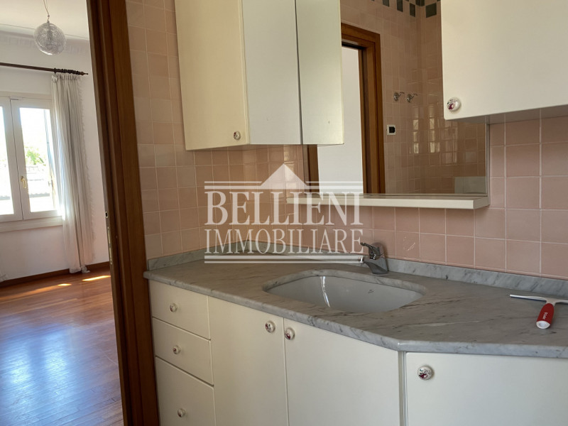 CENTRO STORICO - Spazioso tricamere parzialmente arredato di mq 180 composto da ingresso, salone,...