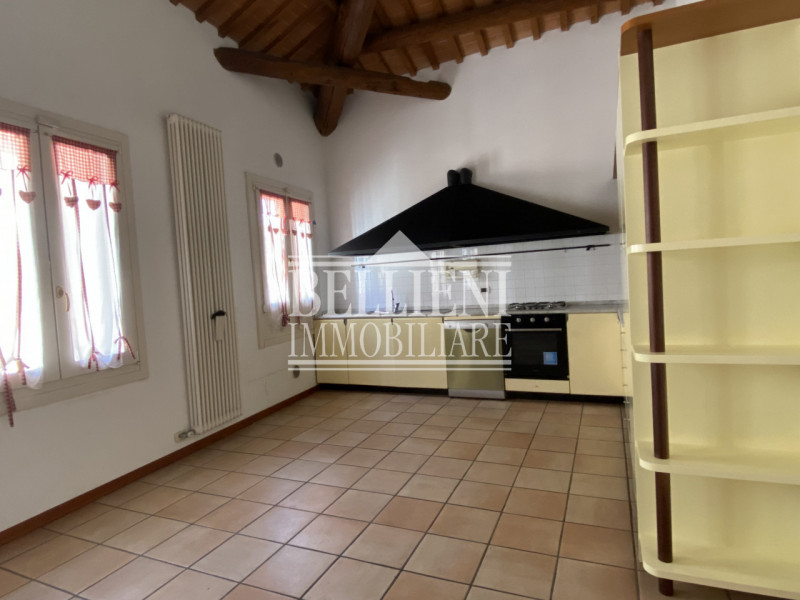 CENTRO STORICO - Spazioso tricamere parzialmente arredato di mq 180 composto da ingresso, salone,...