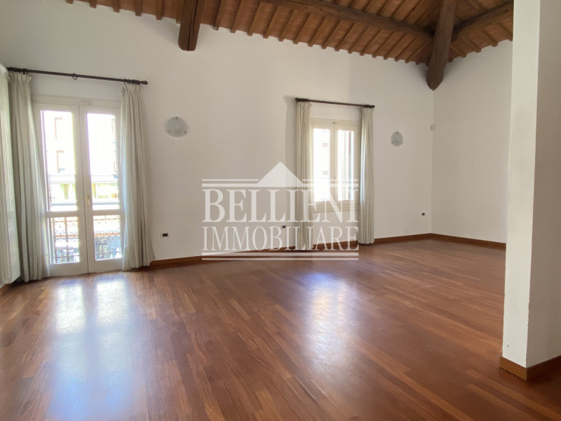 CENTRO STORICO - Spazioso tricamere parzialmente arredato di mq 180 composto da ingresso, salone,...