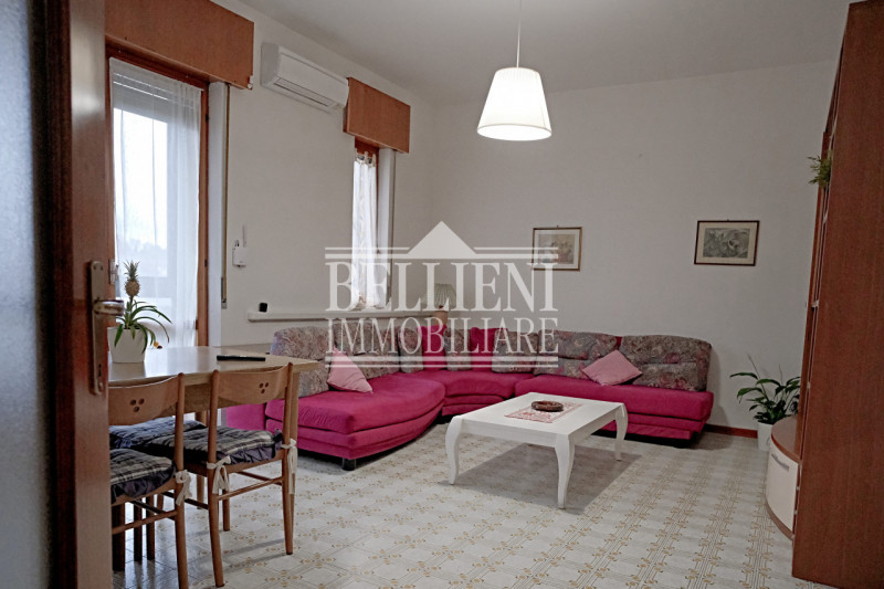 VILLAGGIO DEL SOLE - In contesto tranquillo e lontano dal traffico, proponiamo in locazione un am...