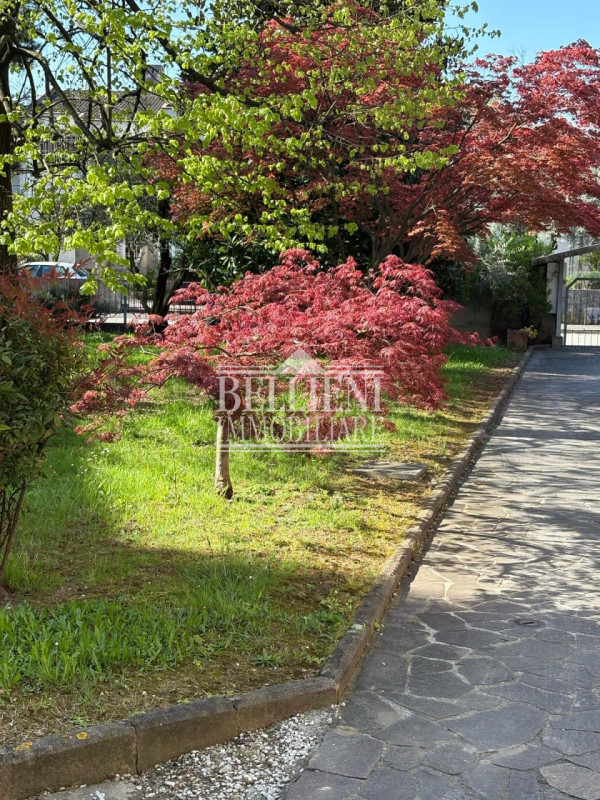 VILLAGGIO DEL SOLE - In contesto tranquillo e lontano dal traffico, proponiamo in locazione un am...