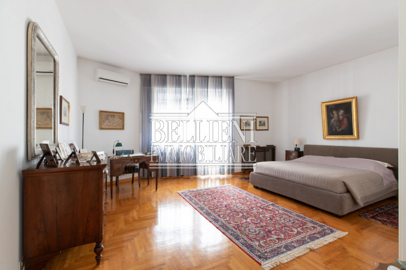 PIAZZALE BOLOGNA- A due passi dalla stazione e da Piazza Castello, ampio appartamento tricamere d...