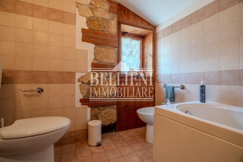 ARCUGNANO: Villa unifamiliare in stile rustico, elegante e completamente ristrutturata nel 2013 c...