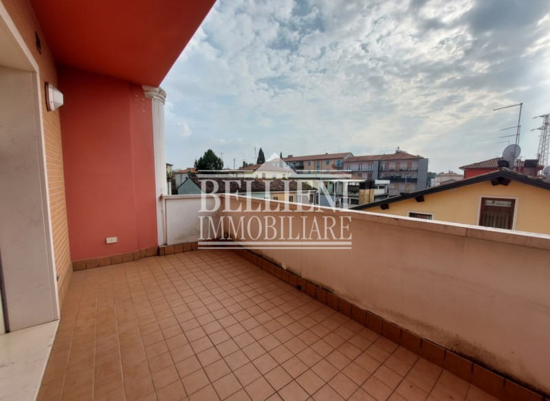 VIALE TRIESTE: in recente palazzina e con affaccio sul verde, proponiamo in locazione un curato a...