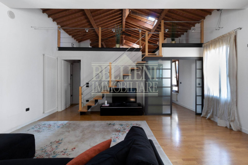 PONTE DEGLI ANGELI: in elegante contesto di un Palazzo Storico, disponiamo di prestigioso bicamer...