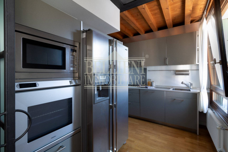 PONTE DEGLI ANGELI: in elegante contesto di un Palazzo Storico, disponiamo di prestigioso bicamer...
