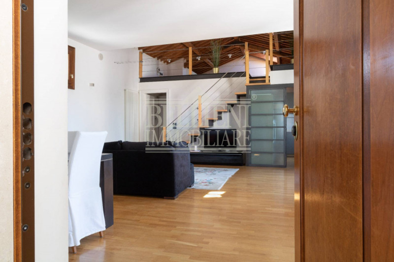 PONTE DEGLI ANGELI: in elegante contesto di un Palazzo Storico, disponiamo di prestigioso bicamer...