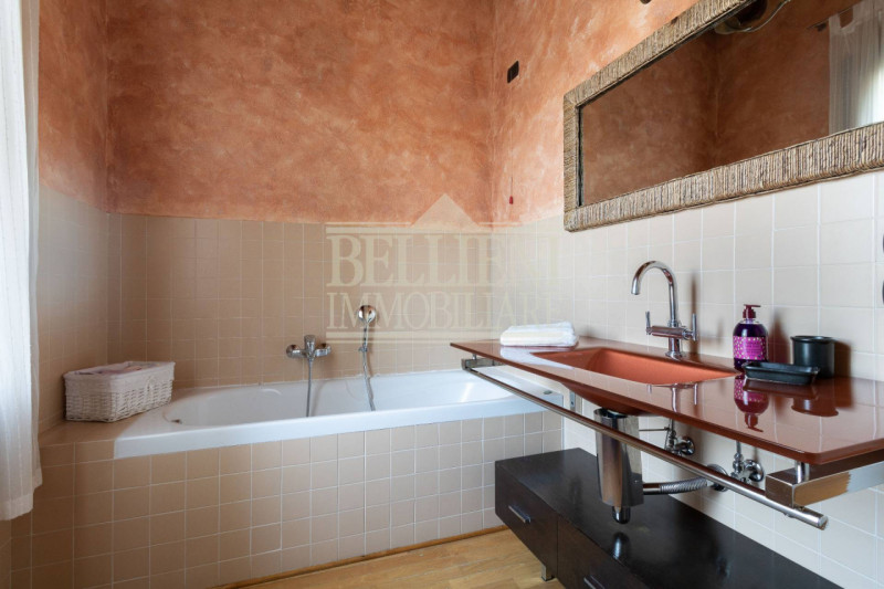 PONTE DEGLI ANGELI: in elegante contesto di un Palazzo Storico, disponiamo di prestigioso bicamer...