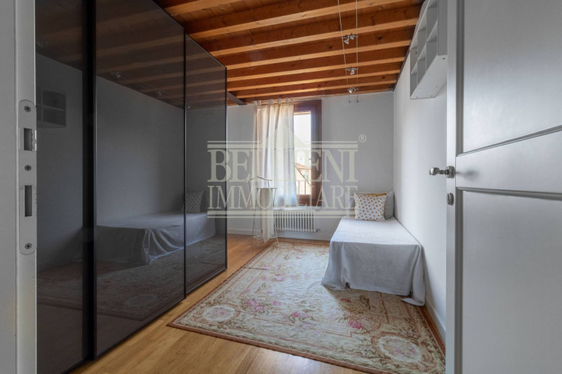 PONTE DEGLI ANGELI: in elegante contesto di un Palazzo Storico, disponiamo di prestigioso bicamer...