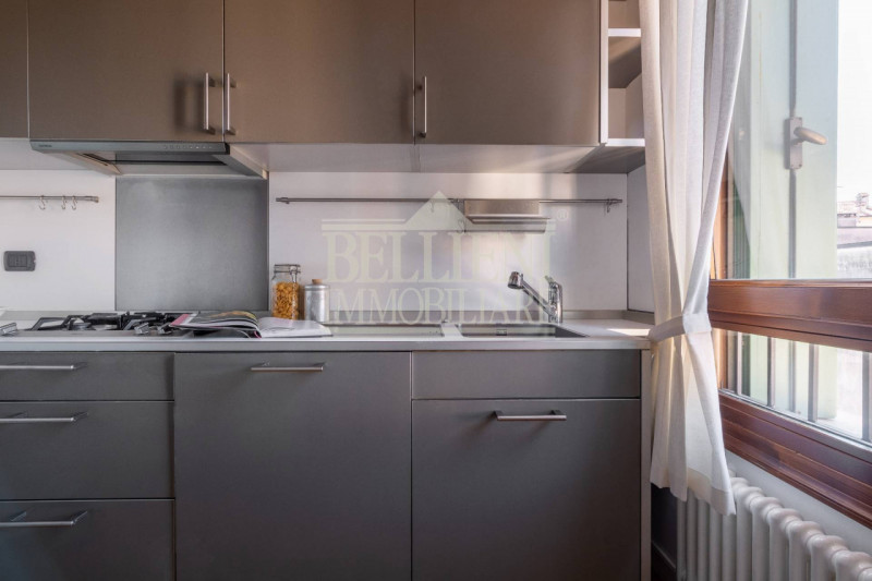PONTE DEGLI ANGELI: in elegante contesto di un Palazzo Storico, disponiamo di prestigioso bicamer...