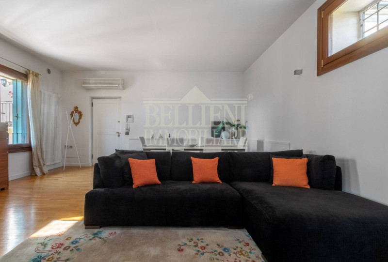 PONTE DEGLI ANGELI: in elegante contesto di un Palazzo Storico, disponiamo di prestigioso bicamer...