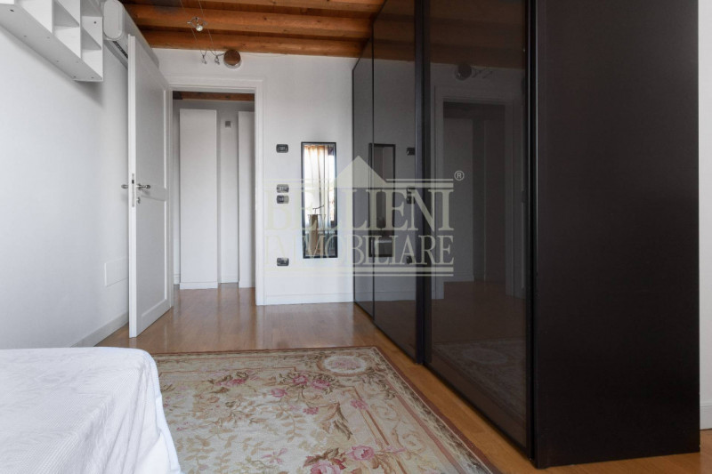 PONTE DEGLI ANGELI: in elegante contesto di un Palazzo Storico, disponiamo di prestigioso bicamer...