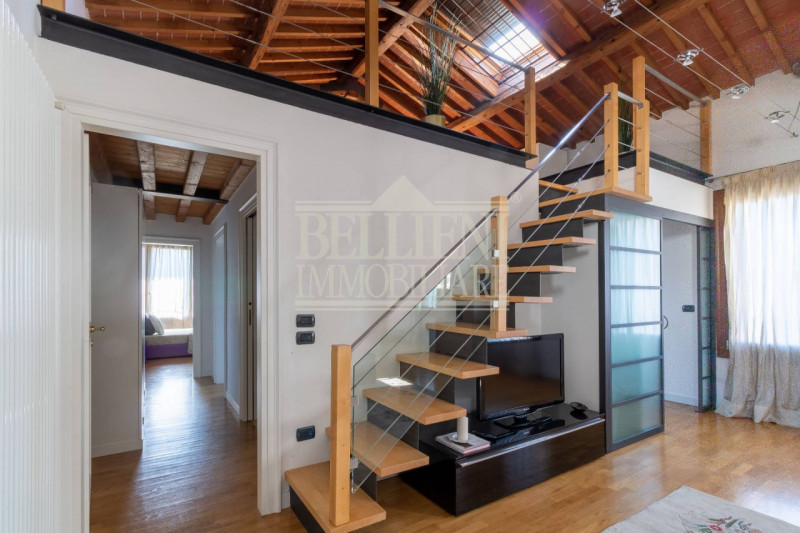 PONTE DEGLI ANGELI: in elegante contesto di un Palazzo Storico, disponiamo di prestigioso bicamer...