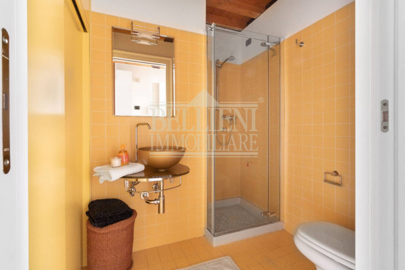 PONTE DEGLI ANGELI: in elegante contesto di un Palazzo Storico, disponiamo di prestigioso bicamer...