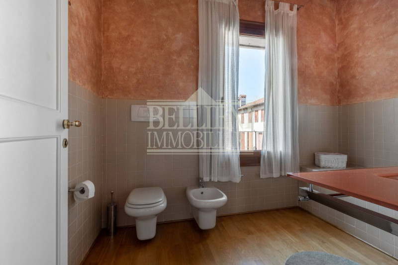 PONTE DEGLI ANGELI: in elegante contesto di un Palazzo Storico, disponiamo di prestigioso bicamer...