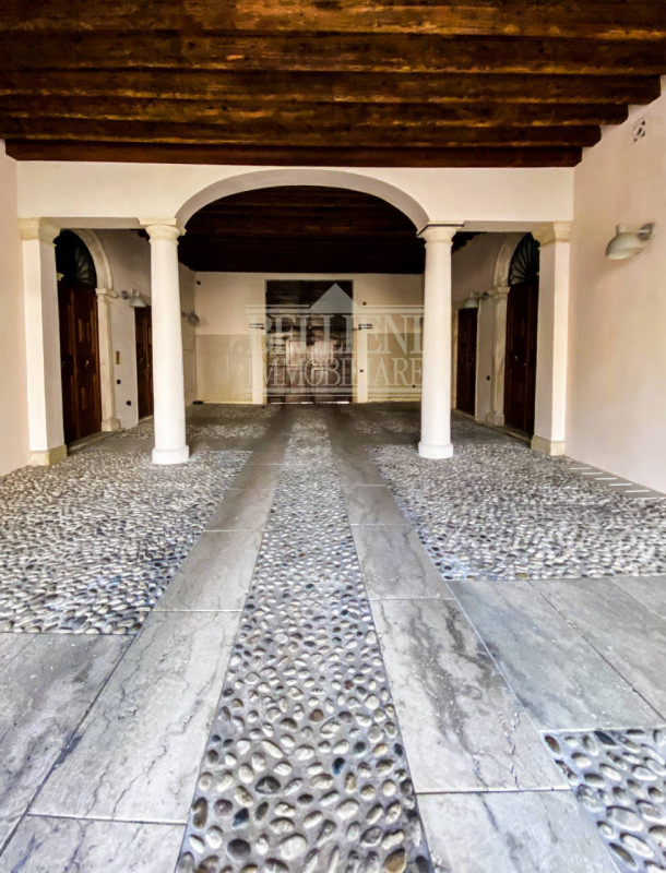 PONTE DEGLI ANGELI: in elegante contesto di un Palazzo Storico, disponiamo di prestigioso bicamer...