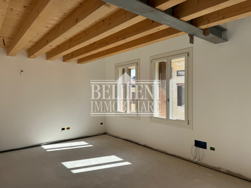 CENTRO STORICO: Nel cuore della città di Vicenza, è stata fatta opera di restauro integrale di un...