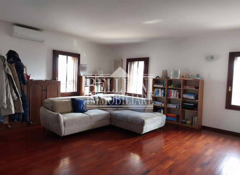 ZONA FERROVIERI: In curato condominio di solo tre unità abitative, proponiamo in locazione un amp...