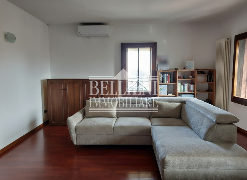 ZONA FERROVIERI: In curato condominio di solo tre unità abitative, proponiamo in locazione un amp...