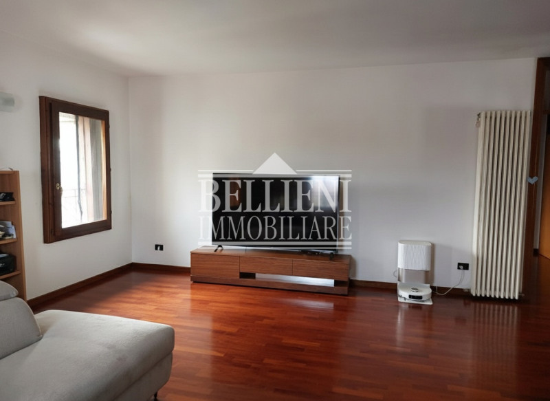 ZONA FERROVIERI: In curato condominio di solo tre unità abitative, proponiamo in locazione un amp...