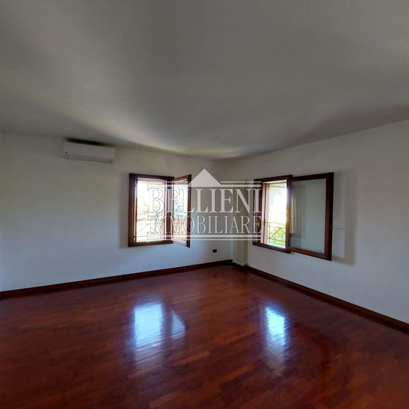 ZONA FERROVIERI: In curato condominio di solo tre unità abitative, proponiamo in locazione un amp...