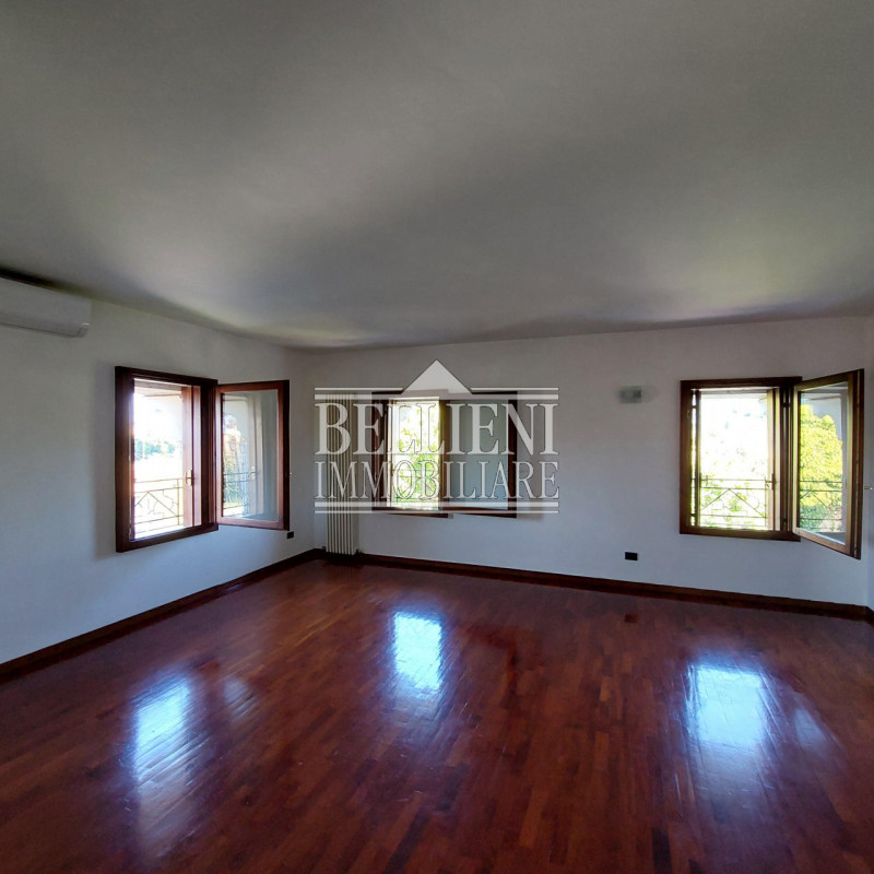 ZONA FERROVIERI: In curato condominio di solo tre unità abitative, proponiamo in locazione un amp...