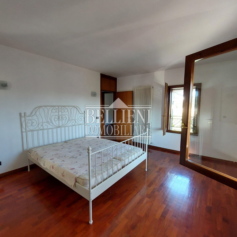 ZONA FERROVIERI: In curato condominio di solo tre unità abitative, proponiamo in locazione un amp...