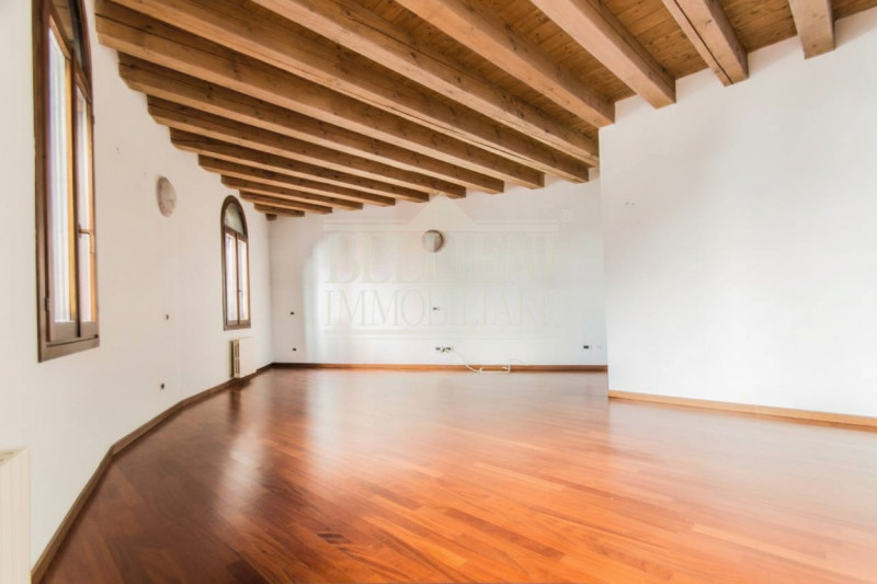 CENTRO STORICO - Nel cuore del centro storico, a pochi passi dalla splendida Piazza dei Signori, ...