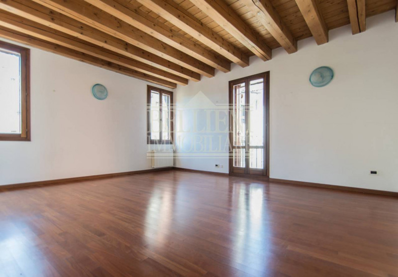 CENTRO STORICO - Nel cuore del centro storico, a pochi passi dalla splendida Piazza dei Signori, ...