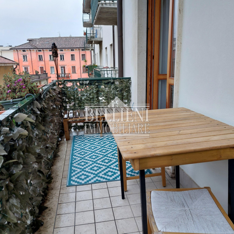 BORGO CASALE: in elegante contesto a due passi dal centro storico, proponiamo in locazione un app...