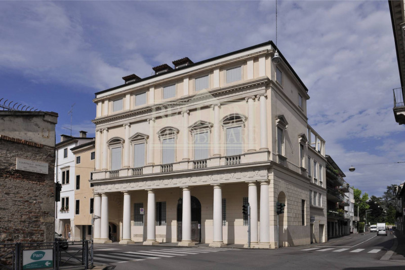 CENTRO STORICO- L'antico ed elegante Palazzo Bonin Schiavetto è situato nel cuore di Vicenza, all...