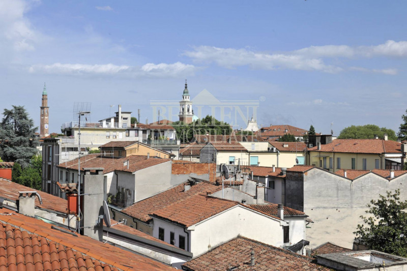 CENTRO STORICO- L'antico ed elegante Palazzo Bonin Schiavetto è situato nel cuore di Vicenza, all...