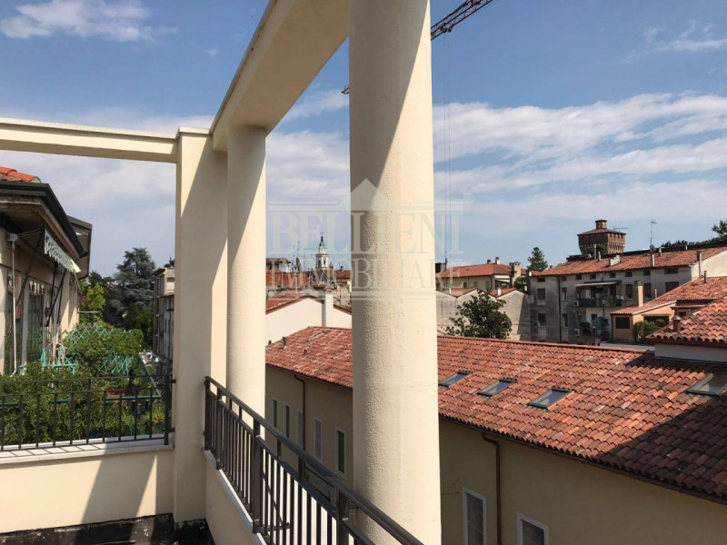 CENTRO STORICO- L'antico ed elegante Palazzo Bonin Schiavetto è situato nel cuore di Vicenza, all...