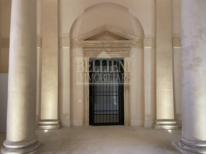 CENTRO STORICO- L'antico ed elegante Palazzo Bonin Schiavetto è situato nel cuore di Vicenza, all...