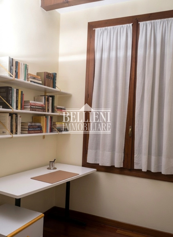 CENTRO STORICO - In elegante contesto signorile, proponiamo in locazione un raffinato appartament...
