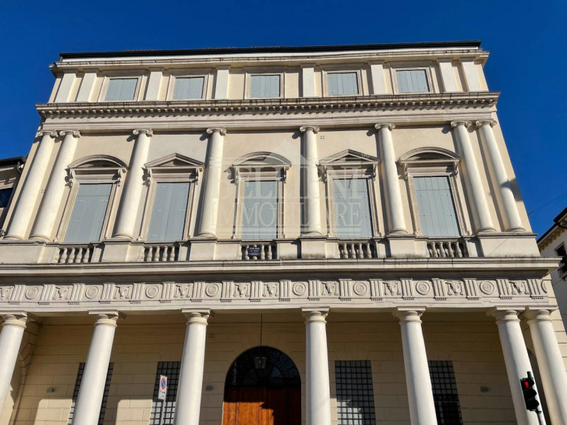 CENTRO STORICO- L'antico ed elegante Palazzo Bonin Schiavetto è situato nel cuore di Vicenza, ad ...
