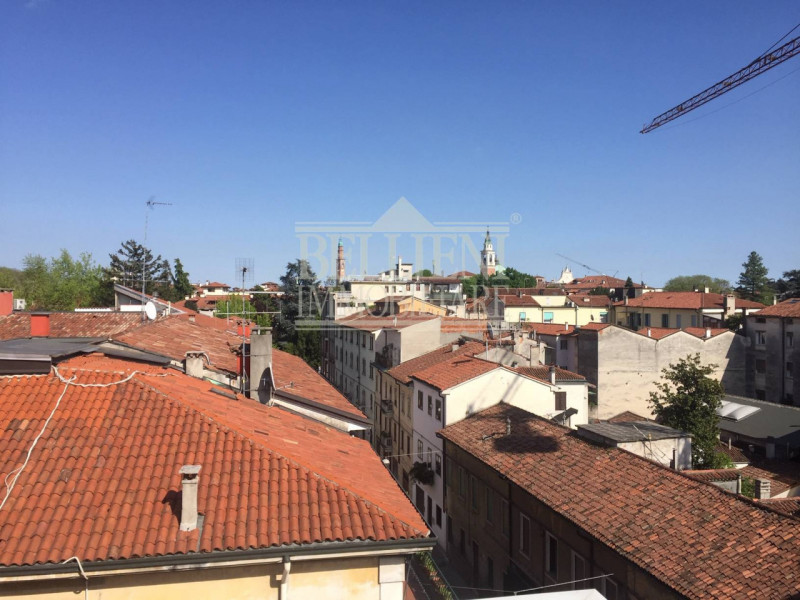 CENTRO STORICO- L'antico ed elegante Palazzo Bonin Schiavetto è situato nel cuore di Vicenza, ad ...