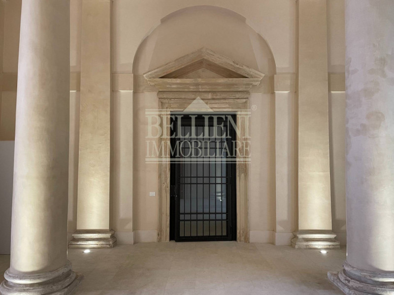 CENTRO STORICO- L'antico ed elegante Palazzo Bonin Schiavetto è situato nel cuore di Vicenza, ad ...