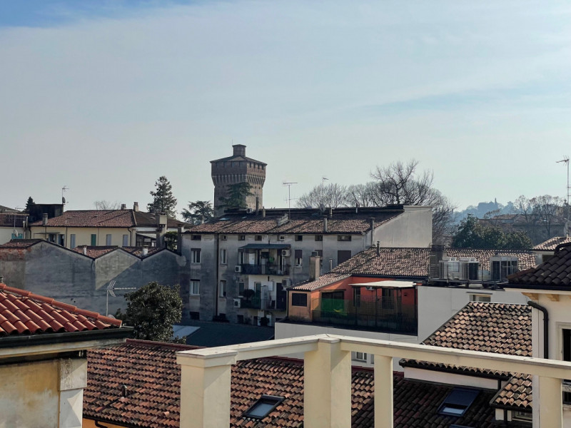 CENTRO STORICO- L'antico ed elegante Palazzo Bonin Schiavetto è situato nel cuore di Vicenza, ad ...
