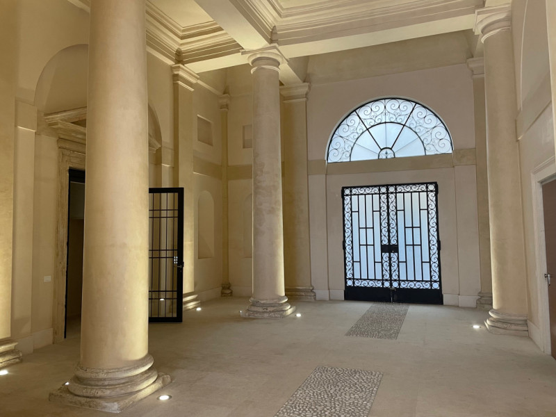 CENTRO STORICO- L'antico ed elegante Palazzo Bonin Schiavetto è situato nel cuore di Vicenza, ad ...