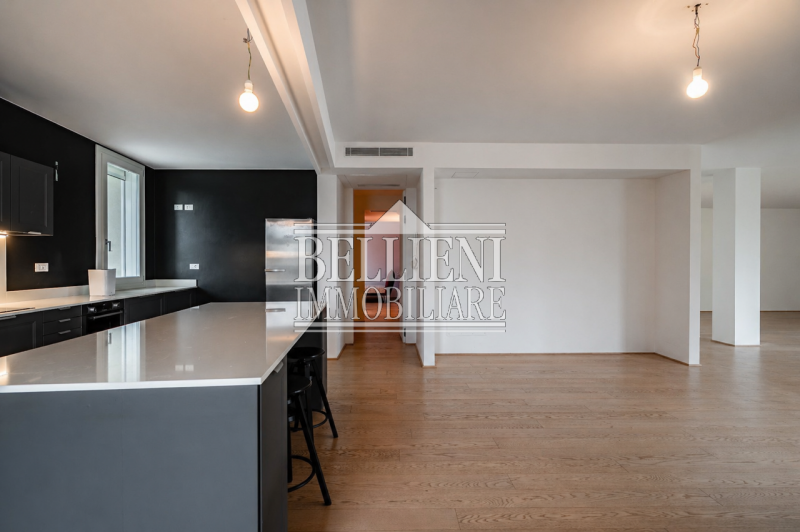 BORGO BERGA - Nel rinomato quartiere di Borgo Berga, ai piedi della suggestiva collina di Monte B...